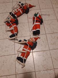 Babbi Natale su scaletta e uno singolo