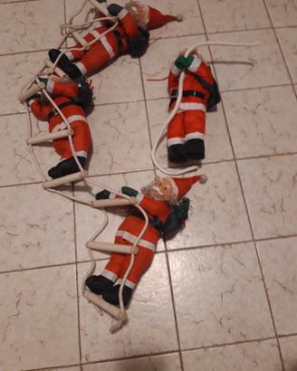 Babbi Natale su scaletta e uno singolo