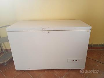 congelatore a pozzetto Indesit con chiave e luce 