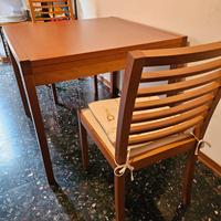 Tavolo in legno con 4 sedie 