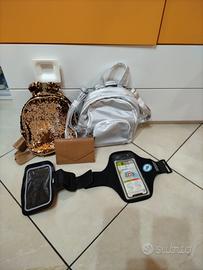 due zainetti con porta telefoni e portafoglio