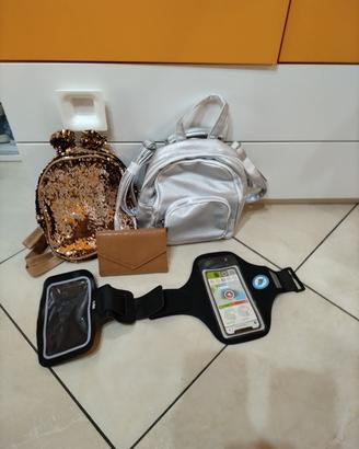 due zainetti con porta telefoni e portafoglio
