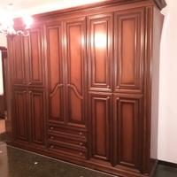 Armadio e giroletto in legno