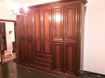 Armadio e giroletto in legno