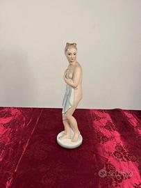 Finissima porcellana, che rappresenta un nudo femm