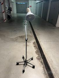 Lampada con rotelle da studio professionale