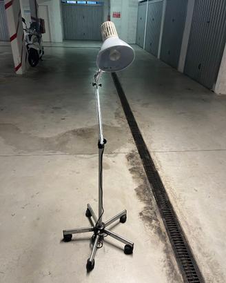 Lampada con rotelle da studio professionale
