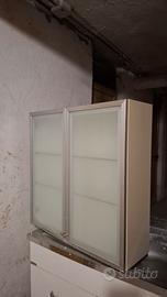 Mobile bagno con ripiani