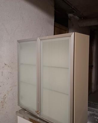 Mobile bagno con ripiani