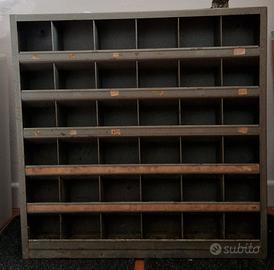casellario industriale in metallo grigio con scomp