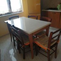 Tavolo e sedie in legno