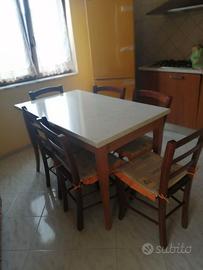 Tavolo e sedie in legno