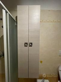 Coppia di mobili per il bagno