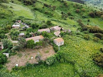 Ampio terreno agricolo con pozzo artesiano e fabbr