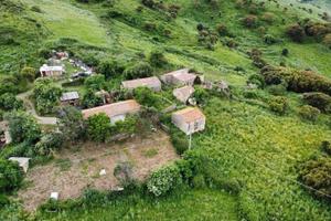 Ampio terreno agricolo con pozzo artesiano e fabbr