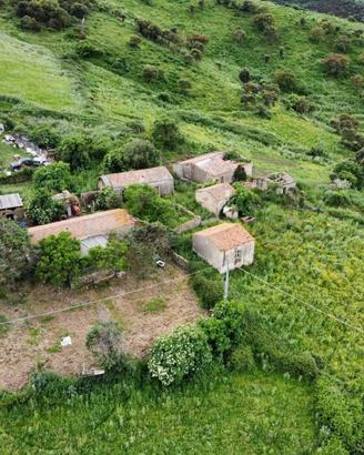 Ampio terreno agricolo con pozzo artesiano e fabbr