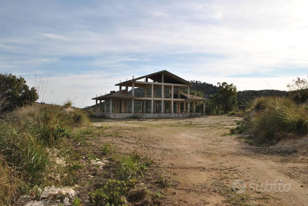 Rustico / Casale di 350 m² con più di 5 locali a I - Vista 5