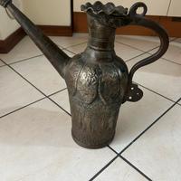 Antica brocca/ versatoio in metallo