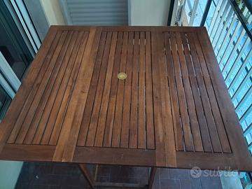 Tavolo legno e sedie da giardino