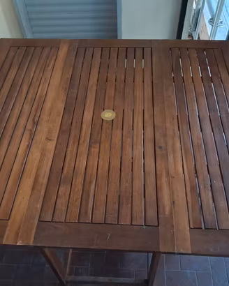 Tavolo legno e sedie da giardino
