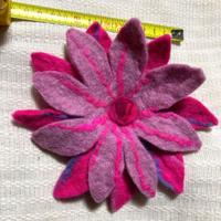 spilla in feltro fiore