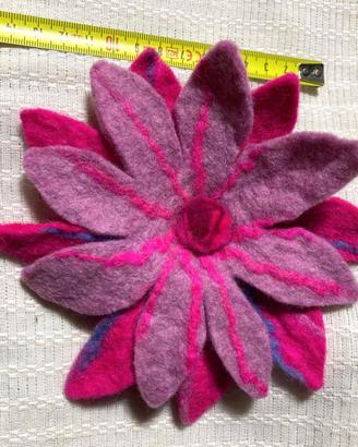 spilla in feltro fiore