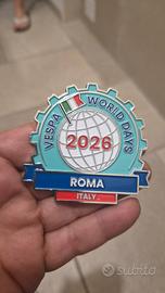 Placca in metallo e adesivo Vespa World Days 2026