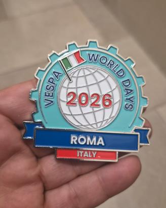 Placca in metallo e adesivo Vespa World Days 2026
