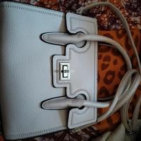 Borsa bianca elegante con chiusura a scatto