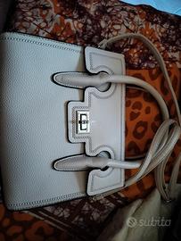 Borsa bianca elegante con chiusura a scatto