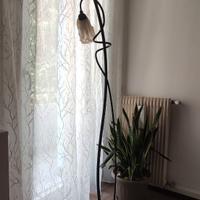 Lampadario e lampada a stelo coordinati da salotto