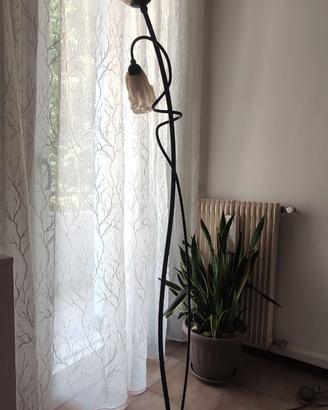 Lampadario e lampada a stelo coordinati da salotto