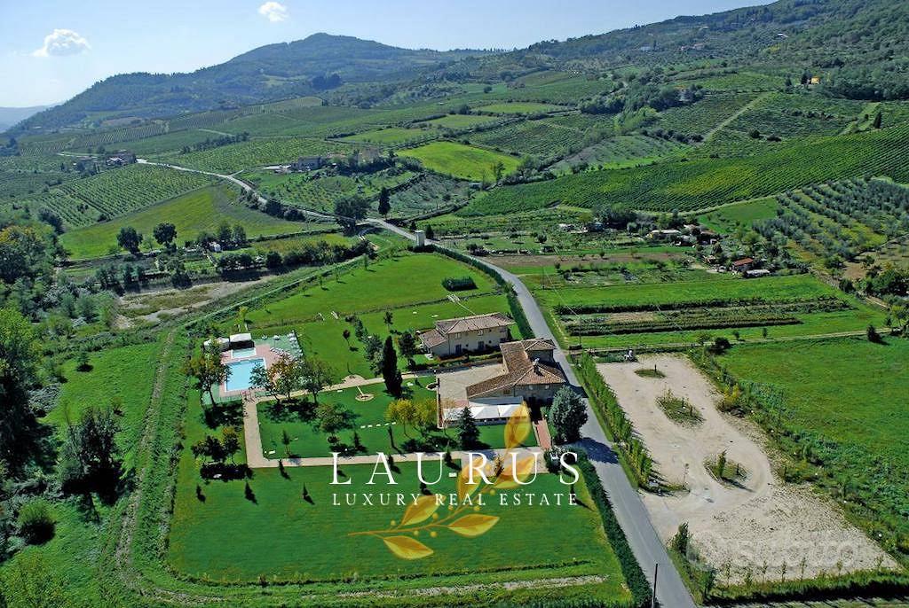 Rustico / Casale di 1000 m² con più di 5 locali a - Vista 4