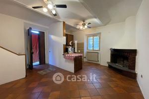 Casa singola con giardino e posti auto (Prato)