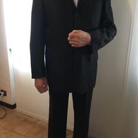 Completo uomo elegante in lino