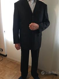 Completo uomo elegante in lino