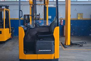 Carrello elevatore retrattile jungheinrich