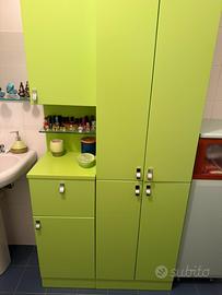 Bagno con specchiera e mobile