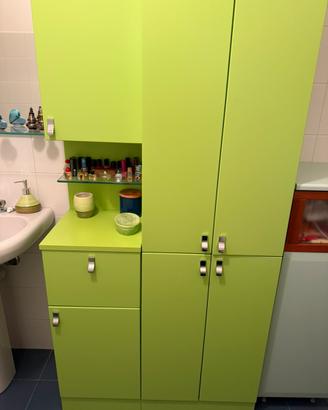 Bagno con specchiera e mobile