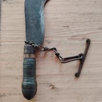 Antica roncola in ferro battuto, manico originale 