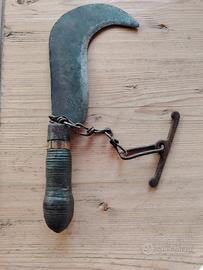 Antica roncola in ferro battuto, manico originale 
