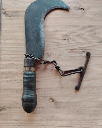 Antica roncola in ferro battuto, manico originale 