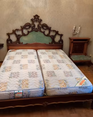 Svuoto casa: camera letto, sala pranzo, sedie.