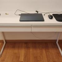 Scrivania bianco lucido