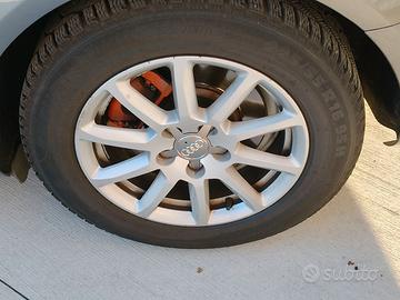 Quattro cerchi in lega da 16" con 4 gomme invernal