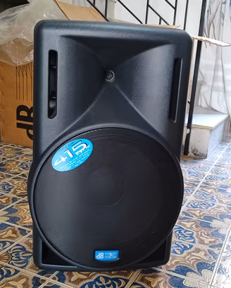 Impianto audio completo: 4 casse attive + 2 aste