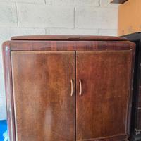 Mobile antico con radio e giradischi 