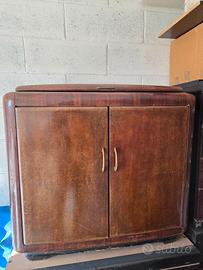 Mobile antico con radio e giradischi 