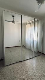 Armadio con ante scorrevoli a specchio