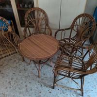 Tavolo in rattan con 4 sedie